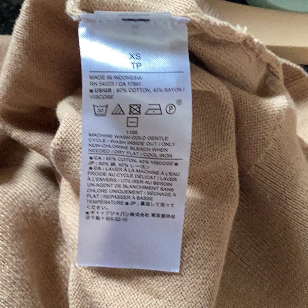 Banana Republic Women's V-Neck Longsleeve Camel Sweater Size XS NWT - Picture 4 of 6